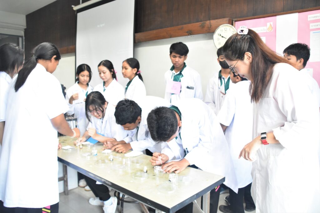 โรงเรียนวีรนาทศึกษามูลนิธิ จ.พัทลุง ร่วมกับศูนย์วิทยาศาสตร์ จัดกิจกรรมค่ายห้องเรียนส่งเสริมความถนัดวิทยาศาสตร์ คณิตศาสตร์
