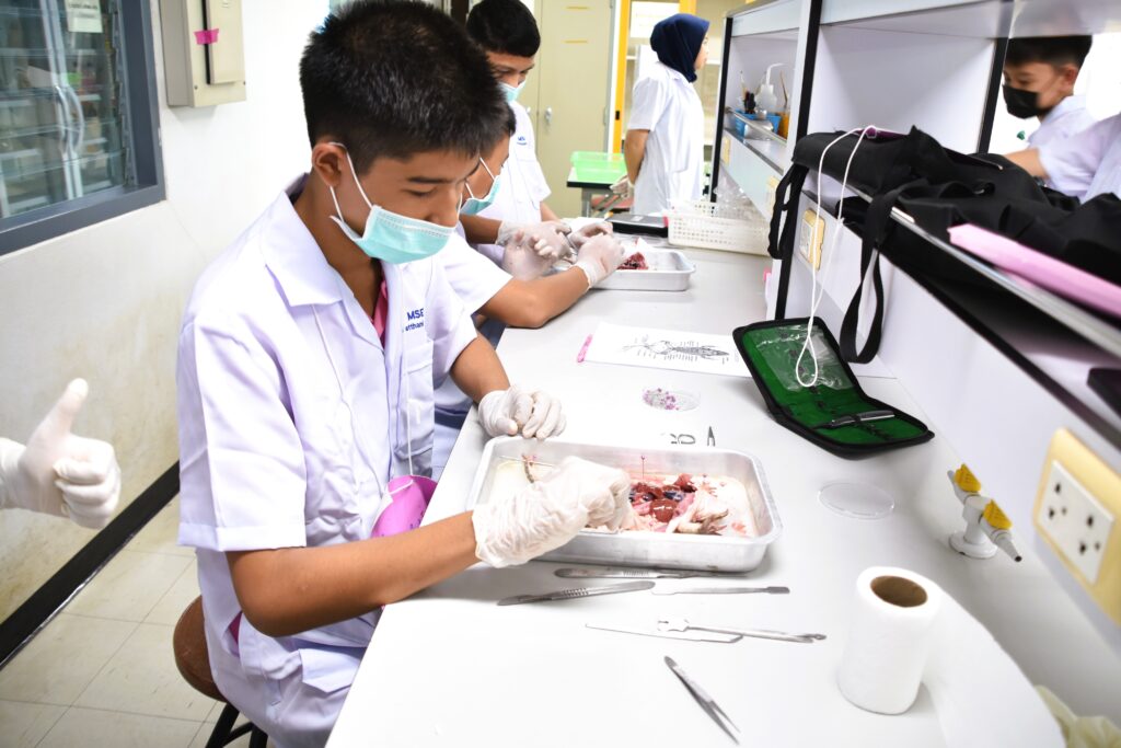 โรงเรียนสุราษฎร์ธานี จ.สุราษฎร์ธานี ร่วมกับศูนย์วิทยาศาสตร์ มรส. จัดโครงการพัฒนาศักยภาพนักเรียนด้านเทคโนโลยี คณิตศาสตร์ วิทยาศาสตร์